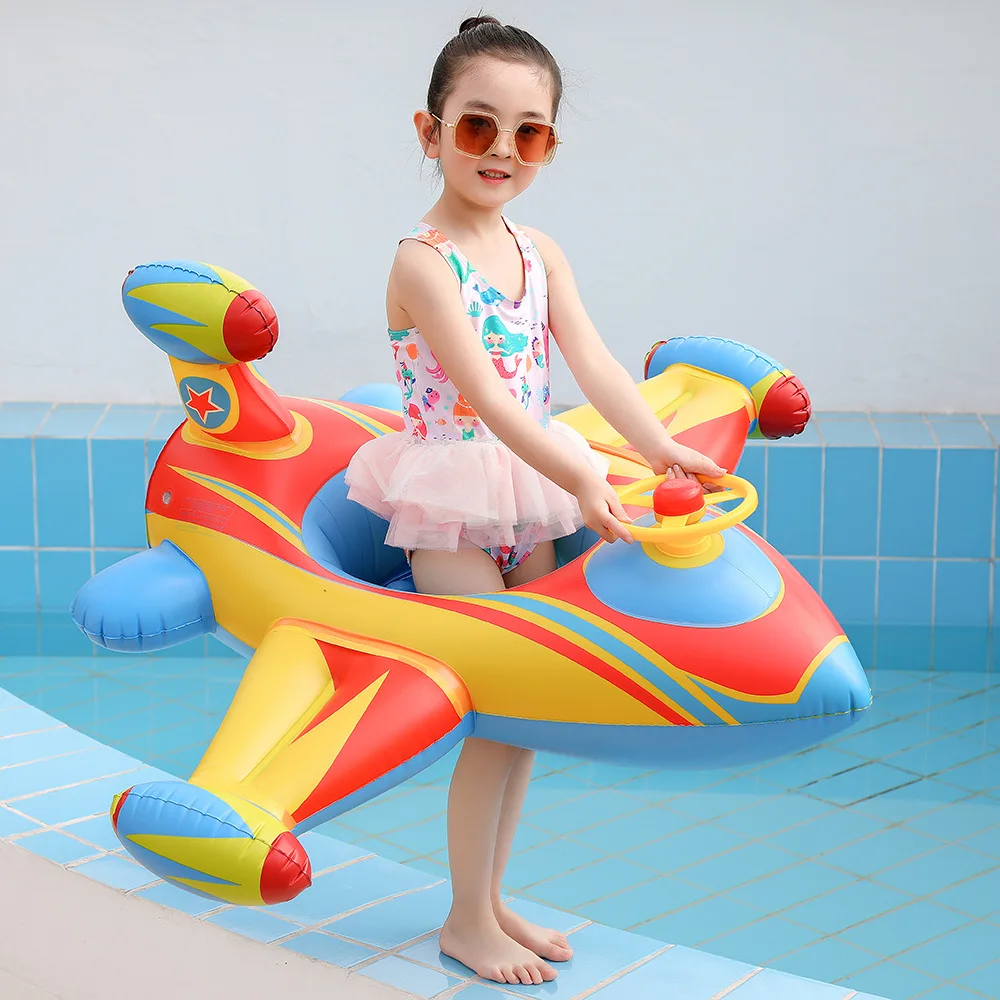 Нов детски самолет, детски басейн с поплавъка, пръстен за плуване, надуваем кръг, детско столче с волана колело, играчки за басейна на годишна парти