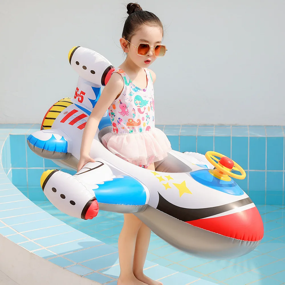 Нов детски самолет, детски басейн с поплавъка, пръстен за плуване, надуваем кръг, детско столче с волана колело, играчки за басейна на годишна парти